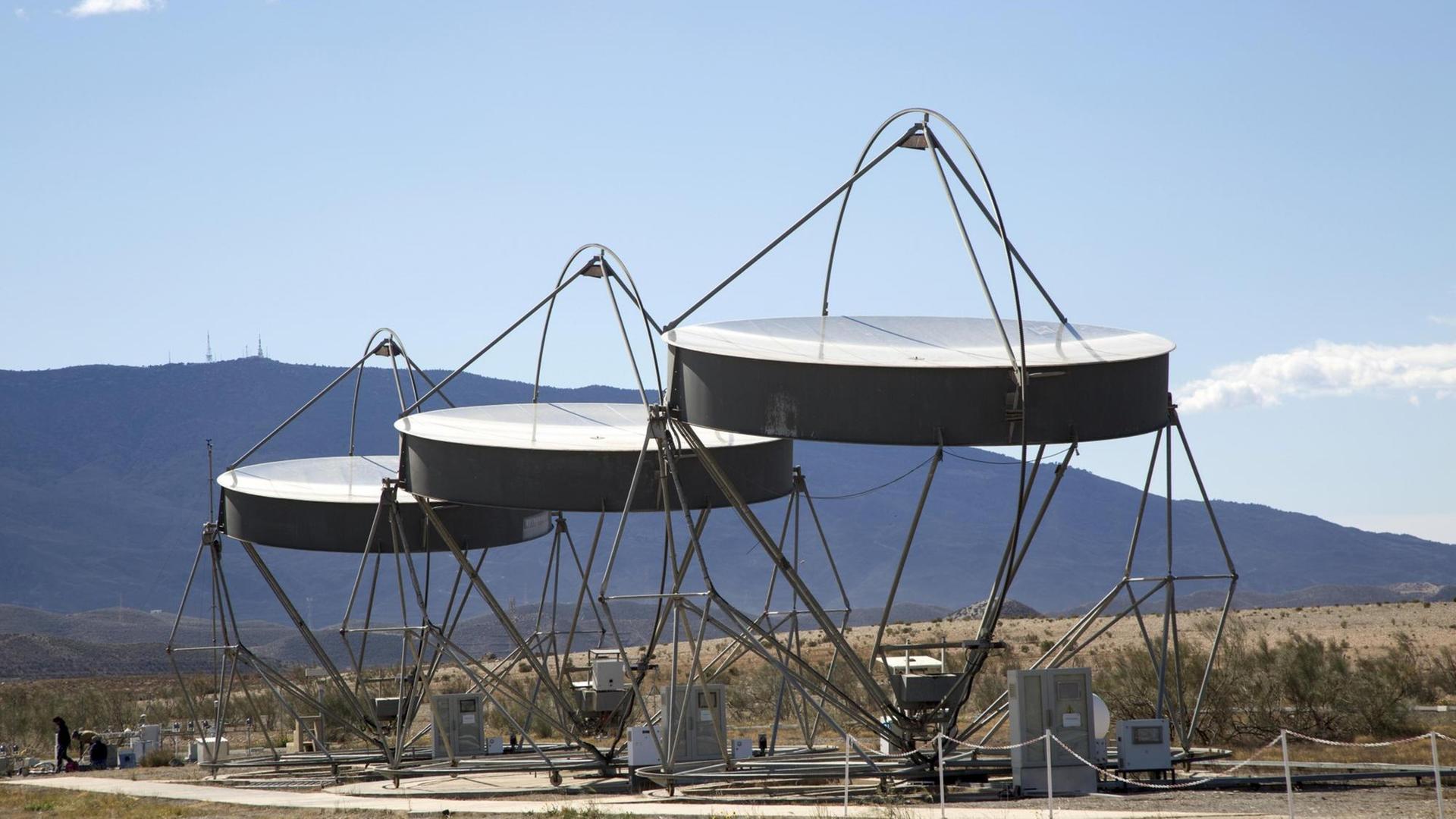 Parabolspiegel, Zentrum zur Erforschung der Sonnenenergie, Plataforma Solar de Almería, Wüste von Tabernas, Provinz Almería, Andalusien, Spanien