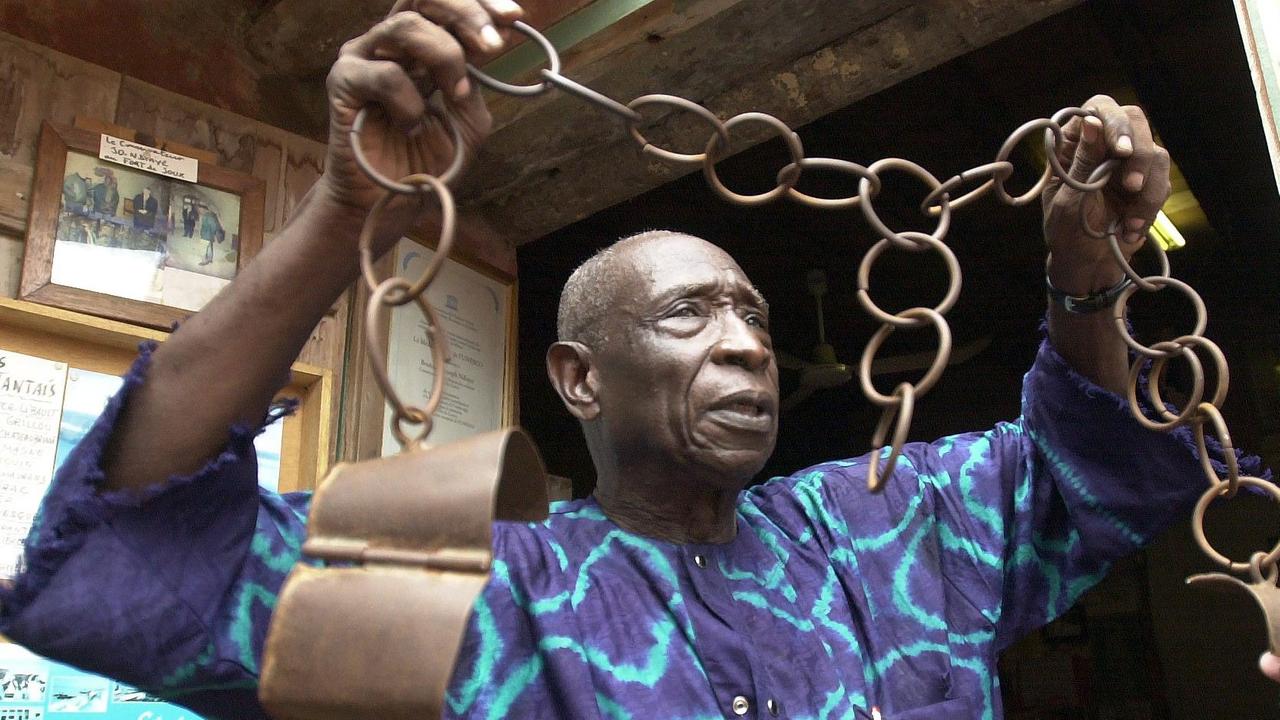 Joseph Ndiaye, Kurator des "House of the Slaves" in Dakar, zeigt eine Kette mit der Sklaven gefesselt wurden. Joseph Ndiaye, Kurator des "House of the Slaves" in Dakar, zeigt eine Kette mit der Sklaven gefesselt wurden.