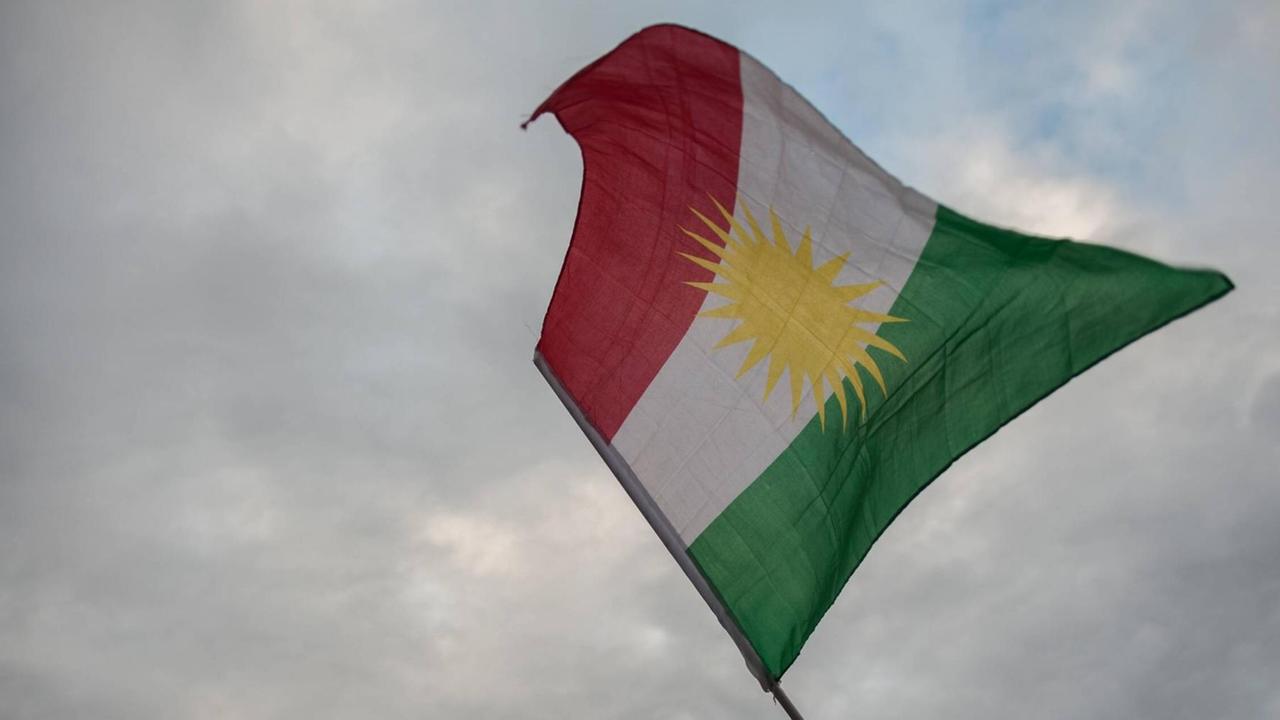 Eine kurdische Flagge weht während einer Demonstration für eine Aufhebung des PKK-Verbots am 21.02.2015 in Berlin Eine kurdische Flagge weht während einer Demonstration für eine Aufhebung des PKK-Verbots am 21.02.2015 in Berlin