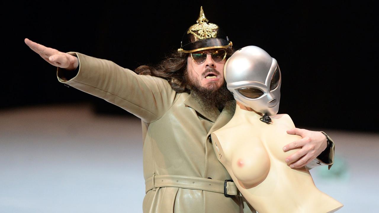 Der Künstler Jonathan Meese führt am 26.06.2013 im Nationaltheater Mannheim (Baden-Württemberg) das Stück "Generaltanz den Erzschiller" auf. Die Performance ist Teil der 17. Internationalen Schillertage. Der Künstler Jonathan Meese führt am 26.06.2013 im Nationaltheater Mannheim (Baden-Württemberg) das Stück "Generaltanz den Erzschiller" auf. Die Performance ist Teil der 17. Internationalen Schillertage.