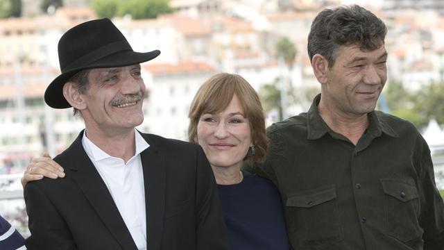 Die Regisseurin des Films "Western", Valeska Grisebach, zusammen mit den Schauspielern Mainhard Neumann (l) und Syuleyman Alilov Letifov (r) beim Filmfestival in Cannes 2017.