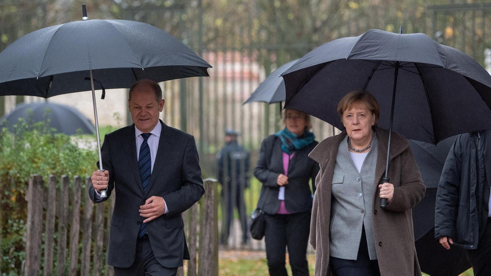 Das Foto zeigt Bundeskanzlerin Angela Merkel und Olaf Scholz, Bundesfinanzminister, auf dem Weg zu einer Pressekonferenz nach dem Abschluss der Klausurtagung des Bundeskabinetts im Schloss Meseberg. Das Foto zeigt Bundeskanzlerin Angela Merkel und Olaf Scholz, Bundesfinanzminister, auf dem Weg zu einer Pressekonferenz nach dem Abschluss der Klausurtagung des Bundeskabinetts im Schloss Meseberg.