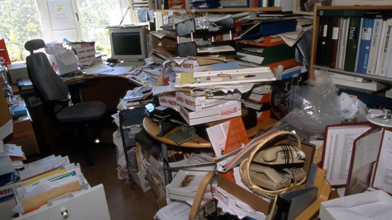 Ein chaotisches Arbeitszimmer Ein chaotisches Arbeitszimmer