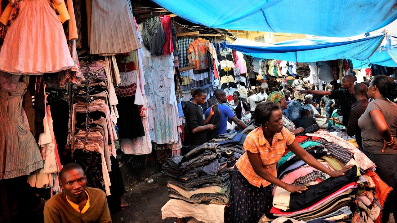 Altkleiderhändler auf Ugandas größtem Markt, dem St. Balikuddembe-Markt. Altkleiderhändler auf Ugandas größtem Markt, dem St. Balikuddembe-Markt.
