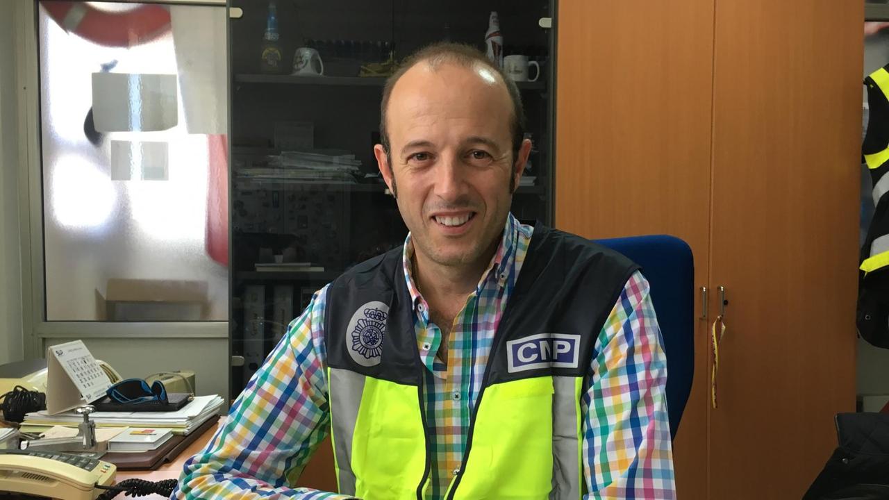 Porträt des Polizisten und Ermittlers Emilio Rodríguez mit Sicherheitsweste in einem Büro Porträt des Polizisten und Ermittlers Emilio Rodríguez mit Sicherheitsweste in einem Büro