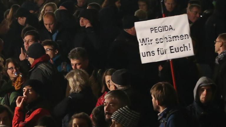 Gegendemonstranten bei der Pegida-Kundgebung Gegendemonstranten bei der Pegida-Kundgebung