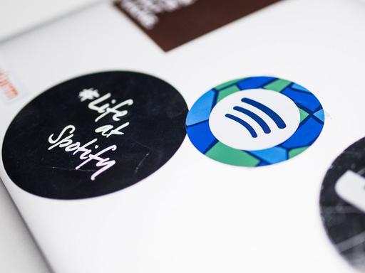 Auf einem Laptop kleben am 07.04.2016 in Berlin Sticker des Musikstreamingdienstes Spotify.