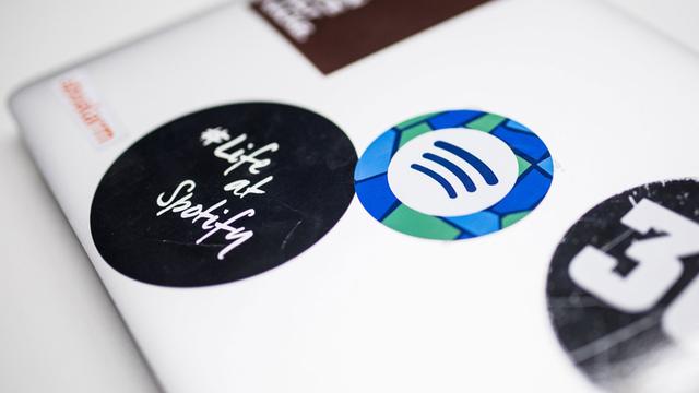 Auf einem Laptop kleben am 07.04.2016 in Berlin Sticker des Musikstreamingdienstes Spotify.