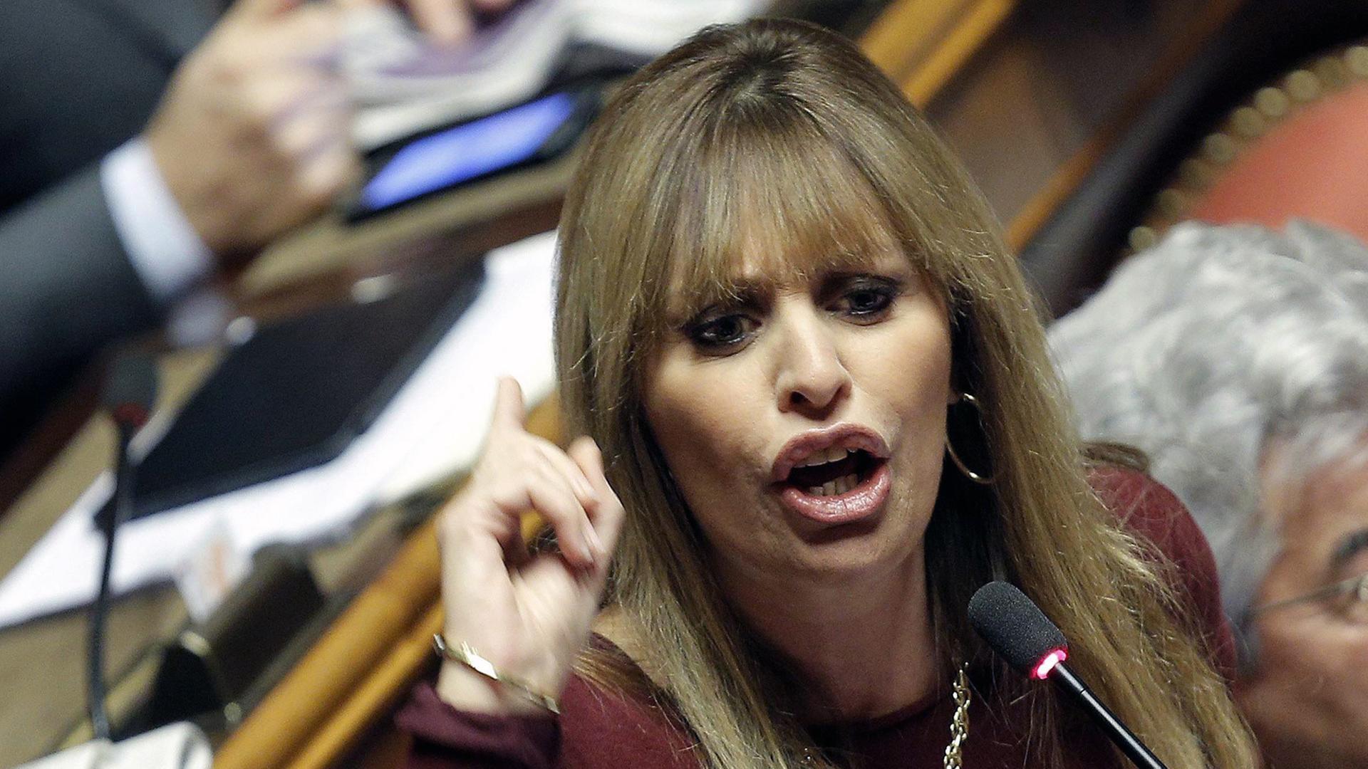 Die italienische Senatorin Alessandra Mussolini, Enkelin von Benito, bei einer pro-Berlusconi Rede 2013 in Rom. Die italienische Senatorin Alessandra Mussolini, Enkelin von Benito, bei einer pro-Berlusconi Rede 2013 in Rom.