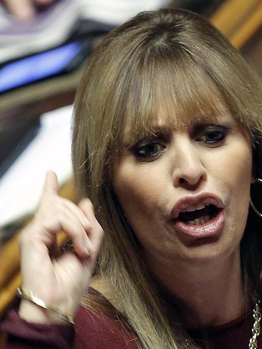 Die italienische Senatorin Alessandra Mussolini, Enkelin von Benito, bei einer pro-Berlusconi Rede 2013 in Rom.