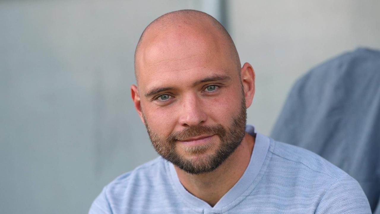 Cheftrainer Stephan Lerch (VfL Wolfsburg) beim Spiel gegen den FC Bayern München Cheftrainer Stephan Lerch (VfL Wolfsburg) beim Spiel gegen den FC Bayern München