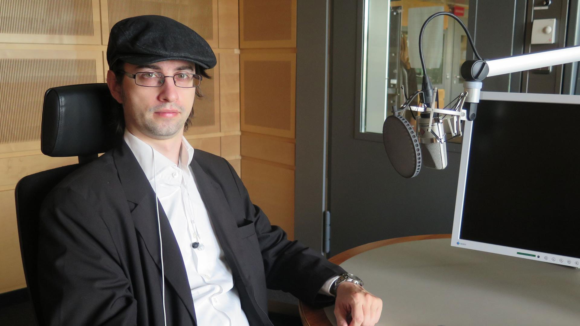 Der Schriftsteller Clemens J. Setz im Studio von Deutschlandradio Kultur