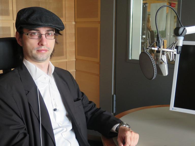 Der Schriftsteller Clemens J. Setz im Studio von Deutschlandradio Kultur