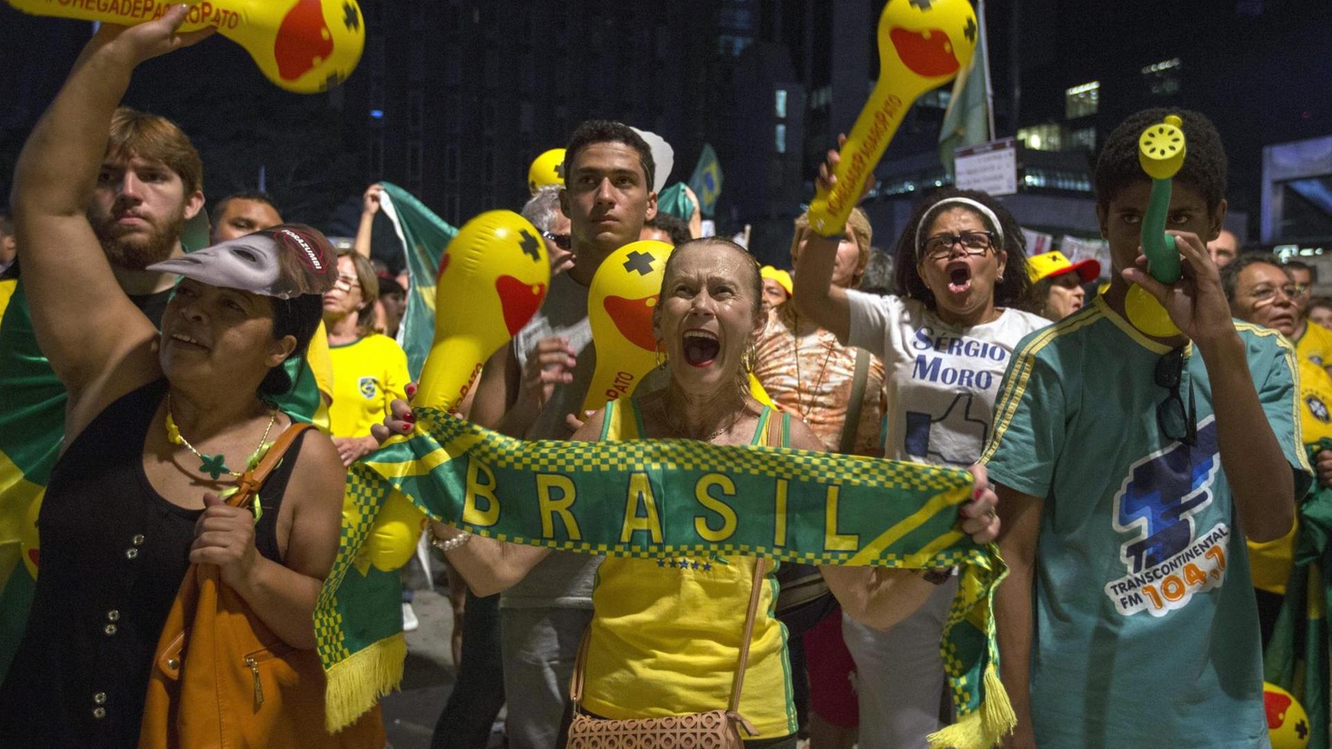 Brasilianer in der Stadt Sao Paulo nach Verkündung des Abstimmungsergebnisses im Parlament. Brasilianer in der Stadt Sao Paulo nach Verkündung des Abstimmungsergebnisses im Parlament.