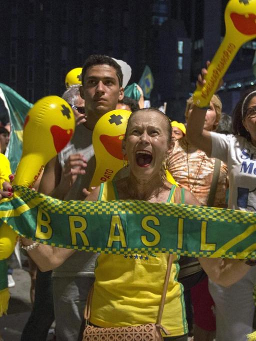 Brasilianer in der Stadt Sao Paulo nach Verkündung des Abstimmungsergebnisses im Parlament.