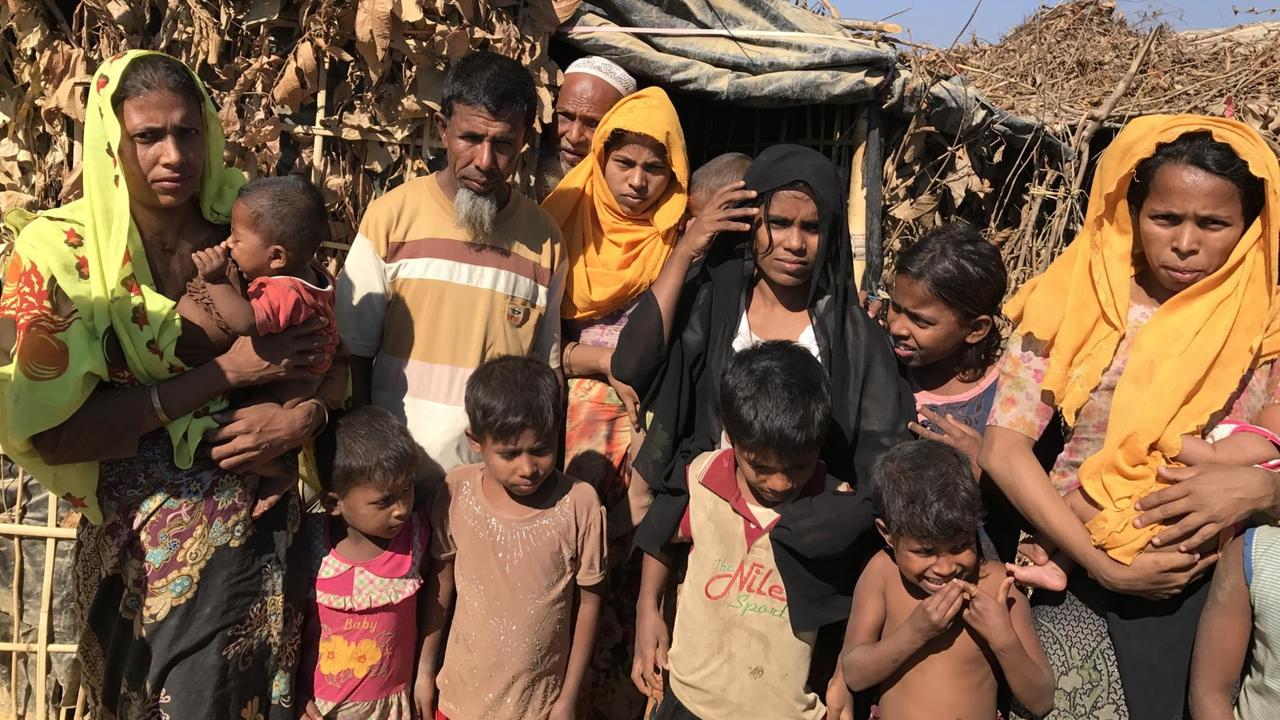 Rohingya-Flüchtlingsfamilie in einem Flüchtlingslager in Bangladesch. Die Familie floh aus Myanmar nachdem ihr Haus von einer Gruppe Bewaffneter angezündet worden war.