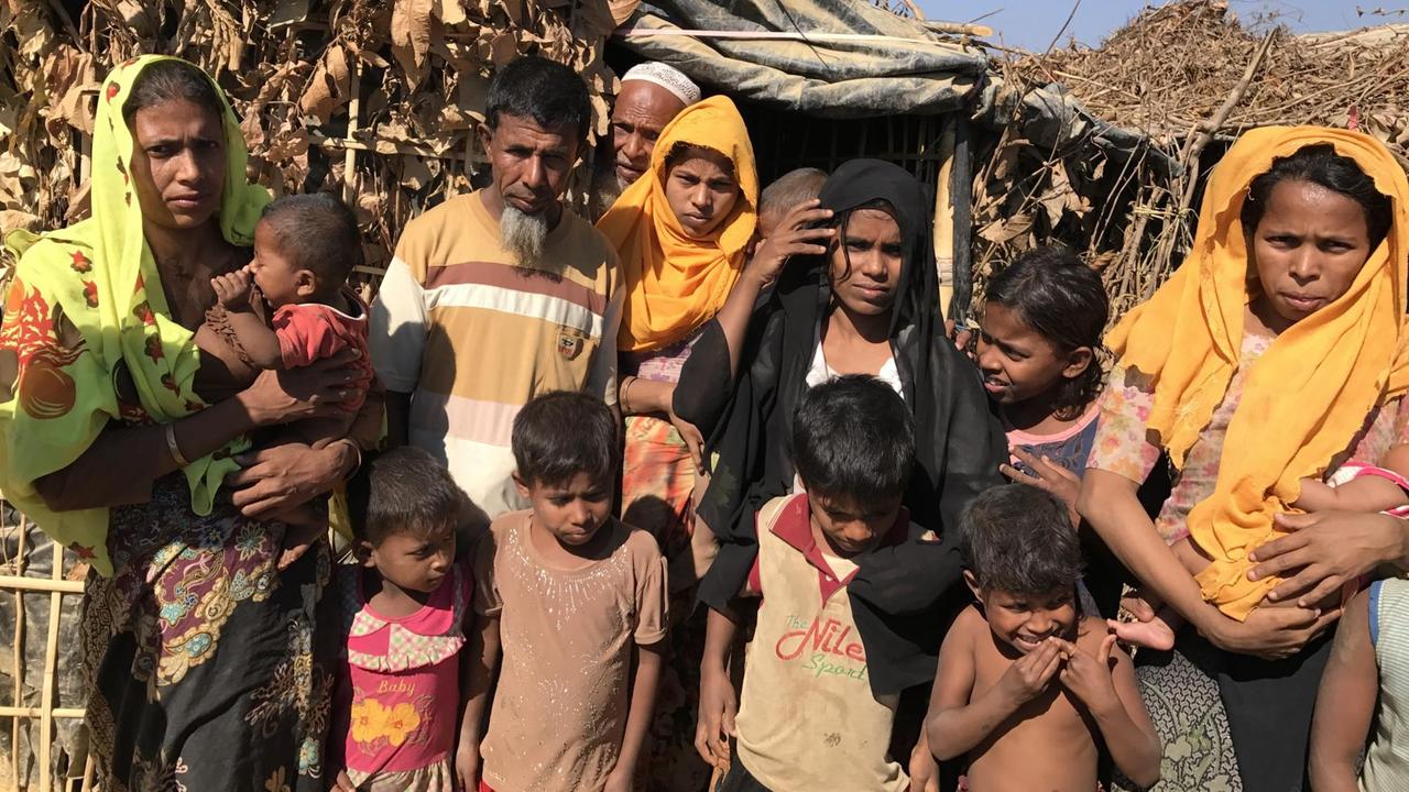 Rohingya-Flüchtlingsfamilie in einem Flüchtlingslager in Bangladesch. Die Familie floh aus Myanmar nachdem ihr Haus von einer Gruppe Bewaffneter angezündet worden war. Rohingya-Flüchtlingsfamilie in einem Flüchtlingslager in Bangladesch. Die Familie floh aus Myanmar nachdem ihr Haus von einer Gruppe Bewaffneter angezündet worden war.