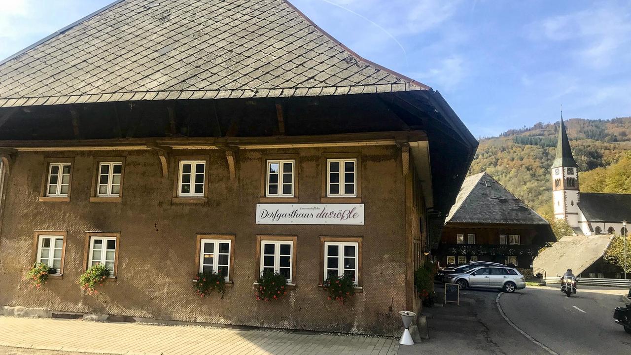 Das "Rössle" und Dorfkirche im Hintergrund Das "Rössle" und Dorfkirche im Hintergrund