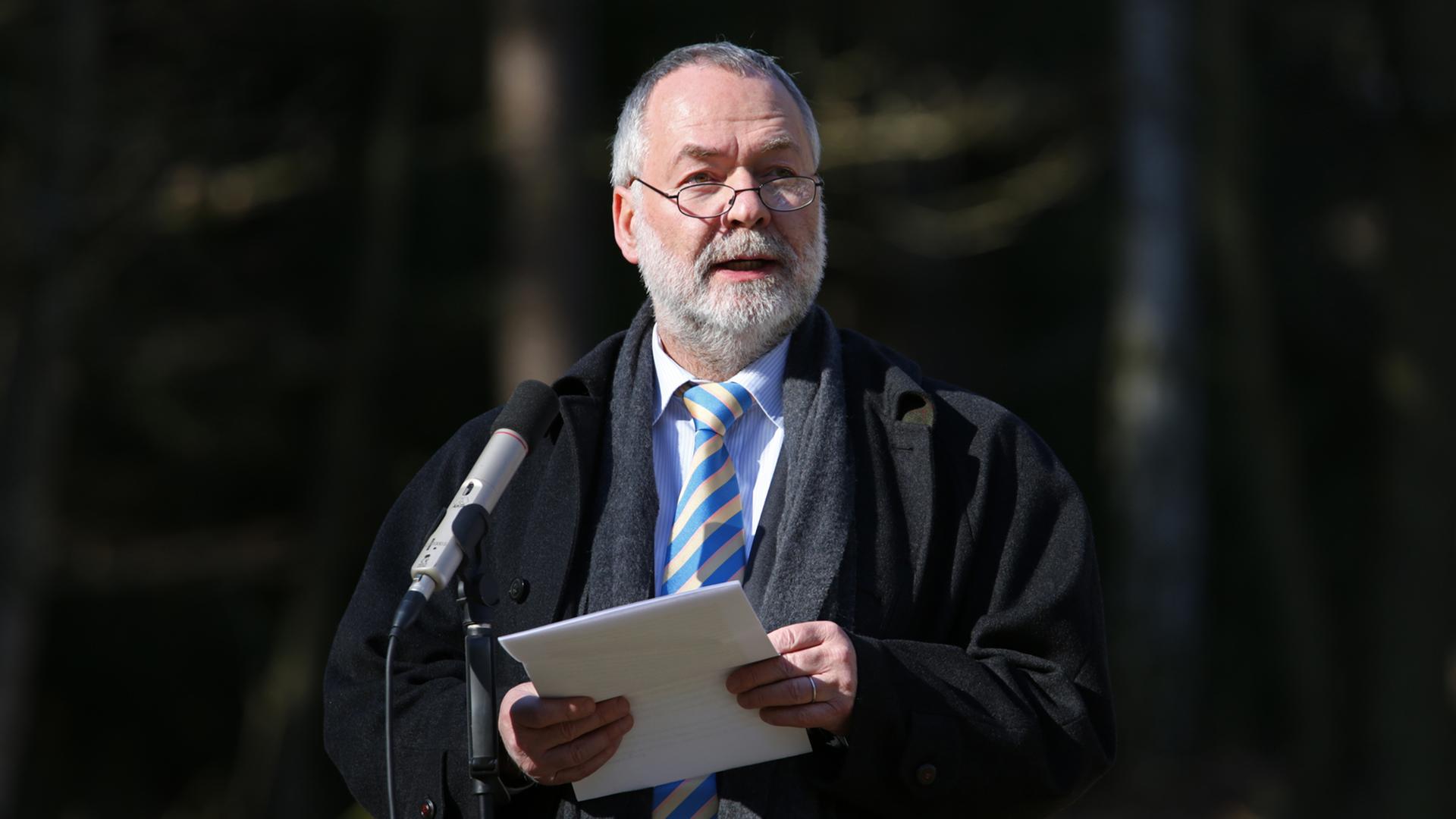 Der Präsident des Volksbundes Deutscher Kriegsgräberfürsorge, Markus Meckel, spricht im März 2014 beim Gedenken an die Opfer des amerikanischen Bombenangriffs vor 69 Jahren. Der Präsident des Volksbundes Deutscher Kriegsgräberfürsorge, Markus Meckel, spricht im März 2014 beim Gedenken an die Opfer des amerikanischen Bombenangriffs vor 69 Jahren.