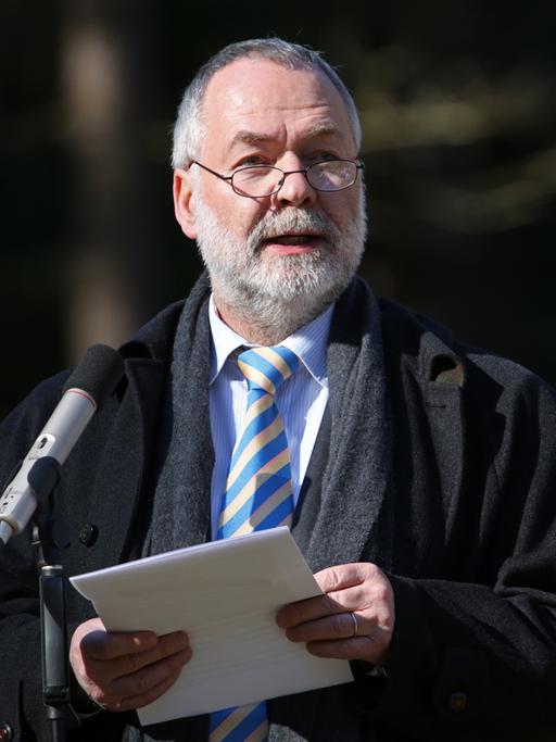 Der Präsident des Volksbundes Deutscher Kriegsgräberfürsorge, Markus Meckel, spricht im März 2014 beim Gedenken an die Opfer des amerikanischen Bombenangriffs vor 69 Jahren.