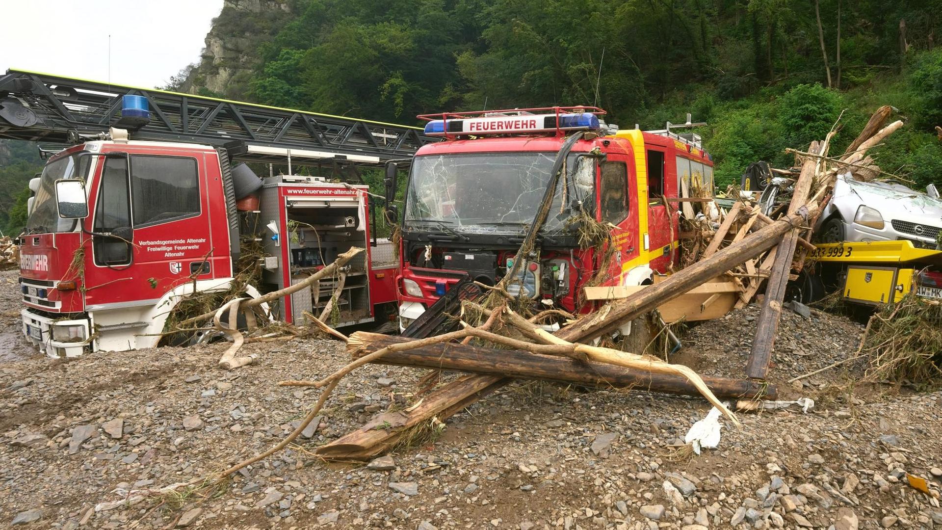 Fahrzeuge der Feuerwehr wurden in Altenahr durch das Hochwasser beschädigt. Starkregen führte zu extremen Überschwemmungen. Fahrzeuge der Feuerwehr wurden in Altenahr durch das Hochwasser beschädigt. Starkregen führte zu extremen Überschwemmungen.