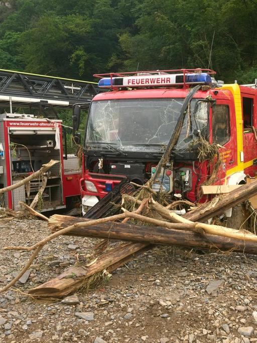 Fahrzeuge der Feuerwehr wurden in Altenahr durch das Hochwasser beschädigt. Starkregen führte zu extremen Überschwemmungen.