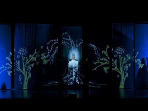 Ein Szenenbild aus "Die Visionärin" von Susanne Felicitas Wolf auf der Theaterlust-Bühne in Haag