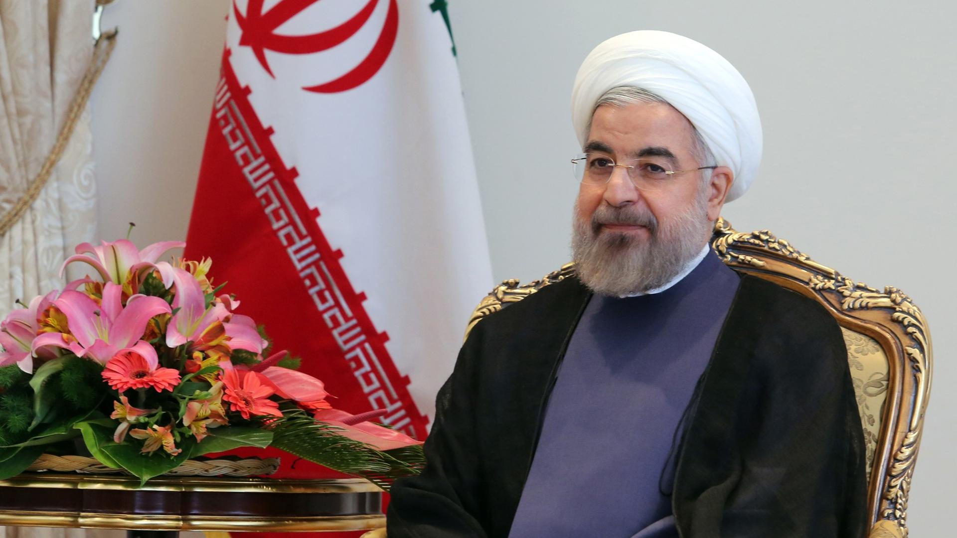 Der iranische Präsident Hassan Rouhani bei einem Treffen mit einem südafrikanischen Minister im Juni 2014. Der iranische Präsident Hassan Rouhani bei einem Treffen mit einem südafrikanischen Minister im Juni 2014.