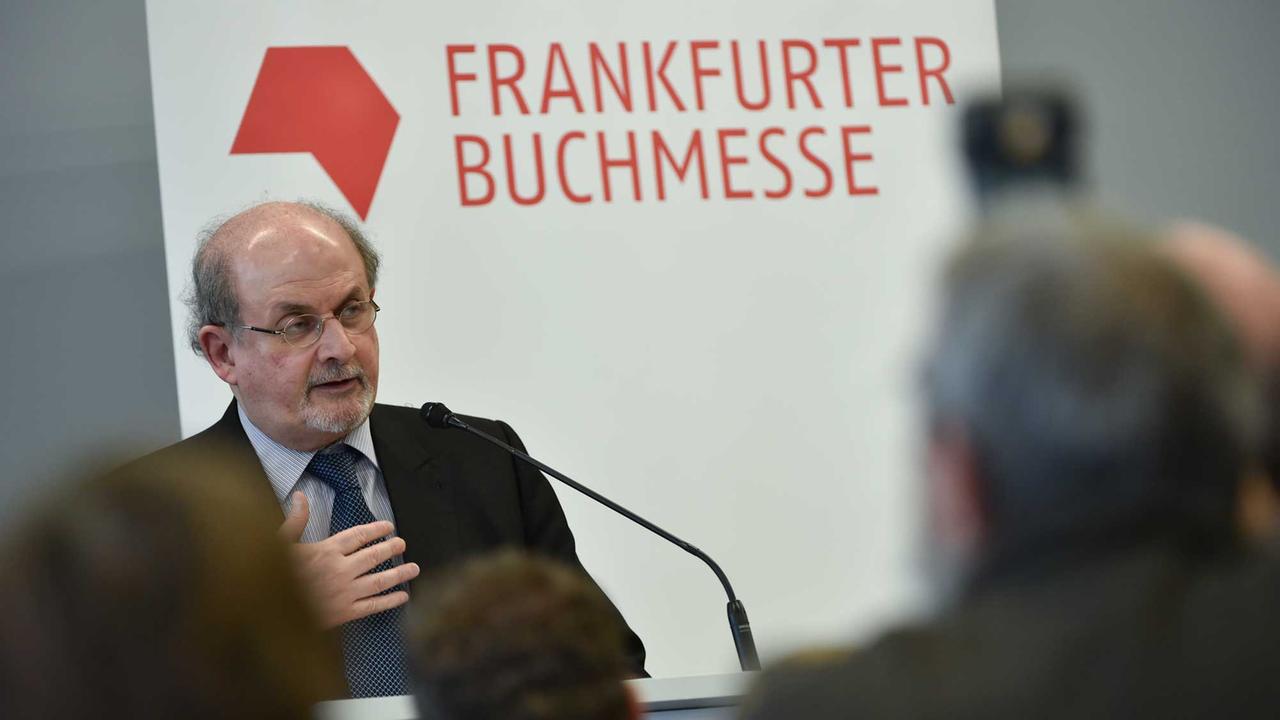 Der Autor Salman Rushdie spricht am 13.10.2015 während der Eröffnungs-Pressekonferenz der Buchmesse in Frankfurt am Main.