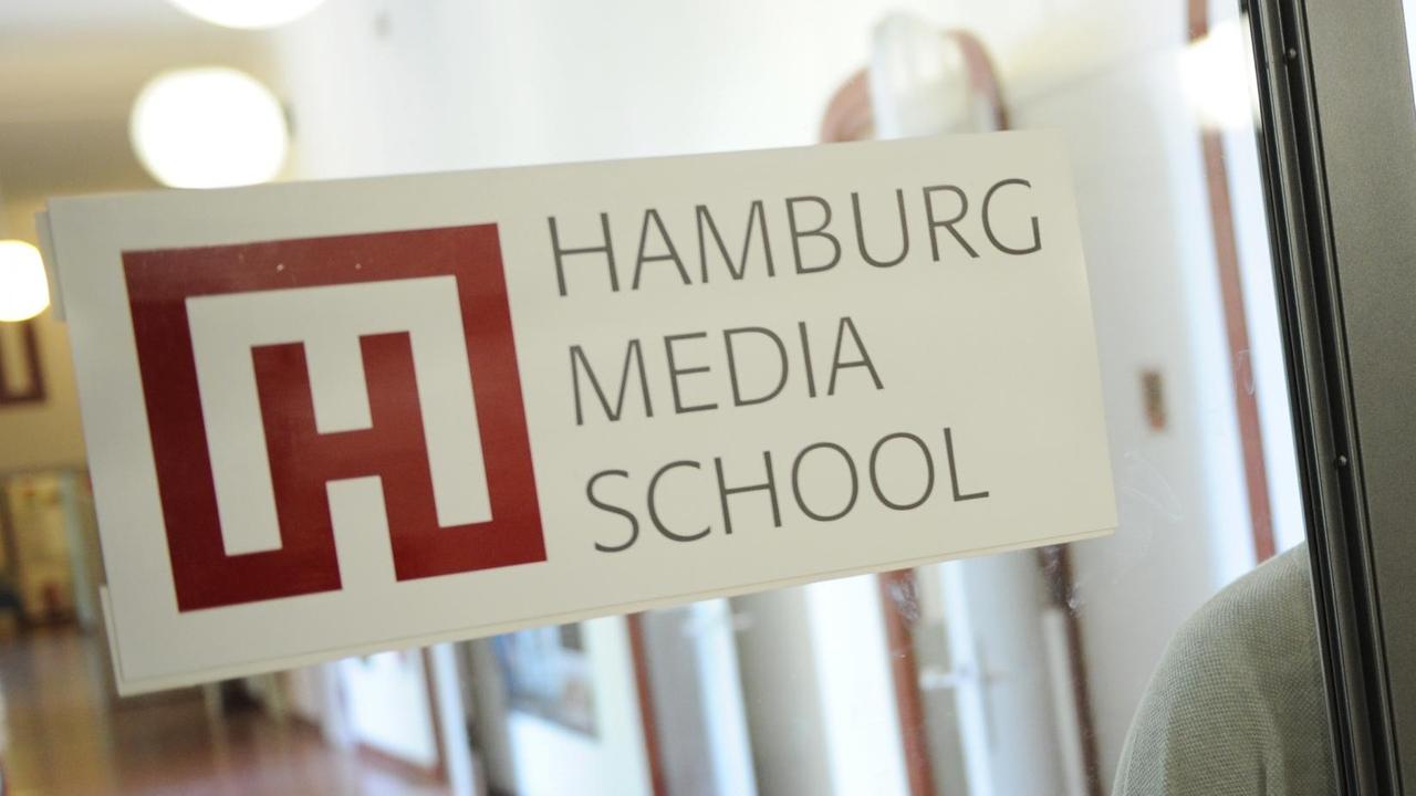 Das Logo der Hamburg Media School in einem Flur der Hochschule Das Logo der Hamburg Media School in einem Flur der Hochschule