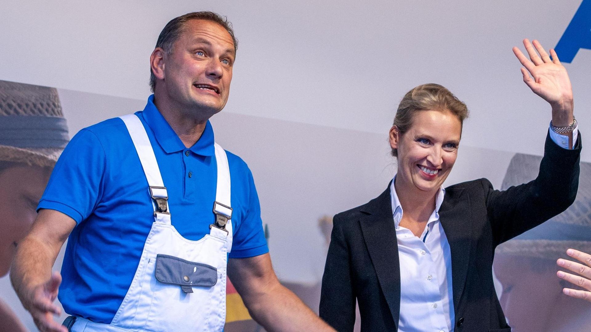 Tino Chrupalla (l) und Alice Weidel, die AfD-Spitzenkandidaten für die Bundestagswahl. In jüngsten Wählerbefragungen kam die AfD auf zehn bis elf Prozent. Die Partei zieht mit dem Slogan «Deutschland. Aber normal.» in den Wahlkampf. Tino Chrupalla (l) und Alice Weidel, die AfD-Spitzenkandidaten für die Bundestagswahl. In jüngsten Wählerbefragungen kam die AfD auf zehn bis elf Prozent. Die Partei zieht mit dem Slogan «Deutschland. Aber normal.» in den Wahlkampf.