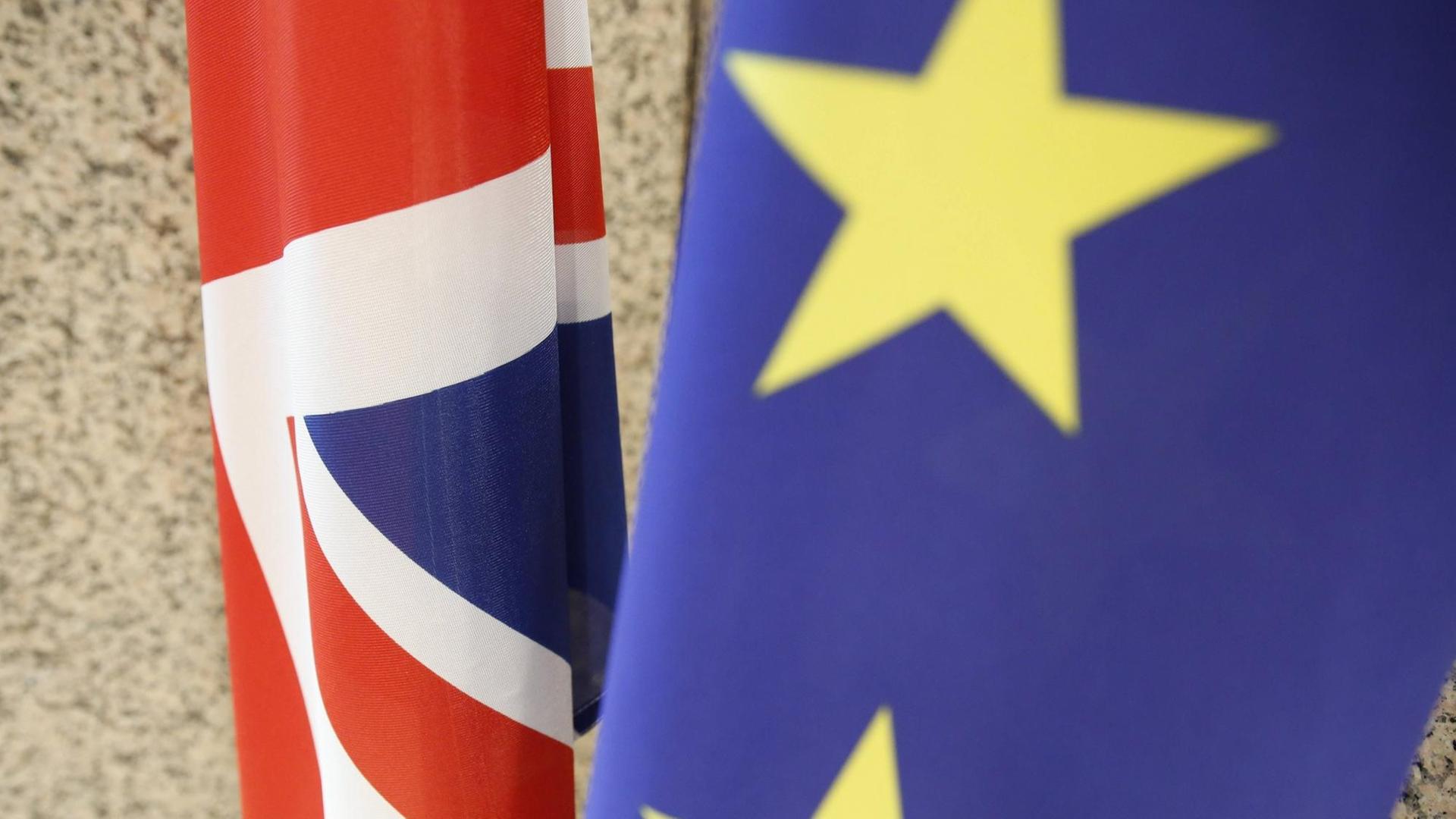 Die Flagge Großbritanniens und der EU nebeneinander. Die Flagge Großbritanniens und der EU nebeneinander.
