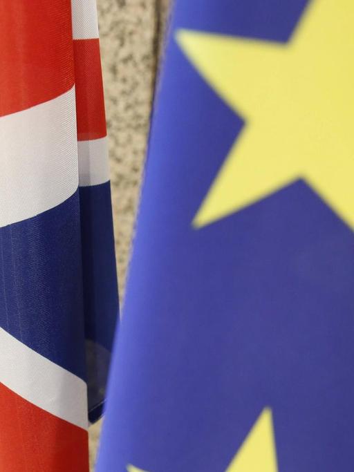 Die Flagge Großbritanniens und der EU nebeneinander.
