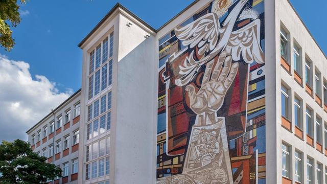Mosaik mit Friedenstaube von Walter Womacka am Linden-Zentrum in Eisenhüttenstadt