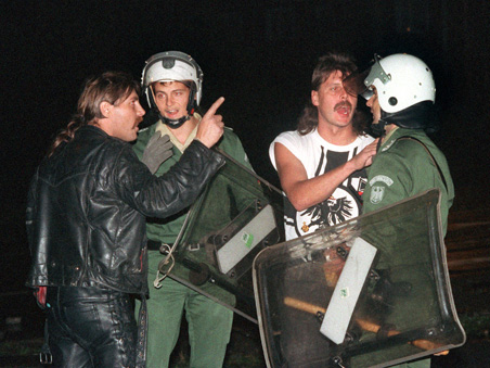 Rostock-Lichtenhagen am 23. August 1992: Randalierer reden auf Polizisten ein.