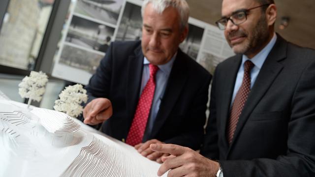 Der bayerische Kultusminister Ludwig Spaenle (l) und der israelische Generalkonsul Dan Shaham mit dem Entwurf für die Gedenkstätte.