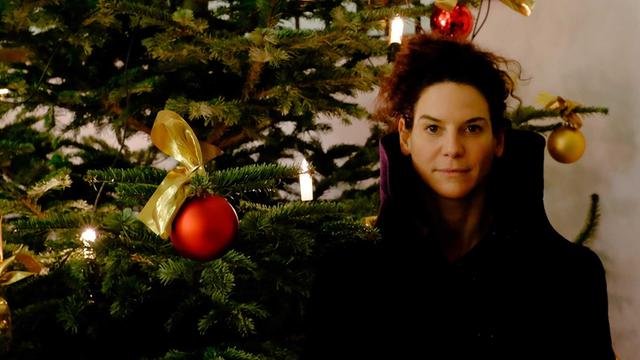Die Schauspielerin Bibiana Beglau vor dem Weihnachtsbaum bei Deutschlandradio Kultur.