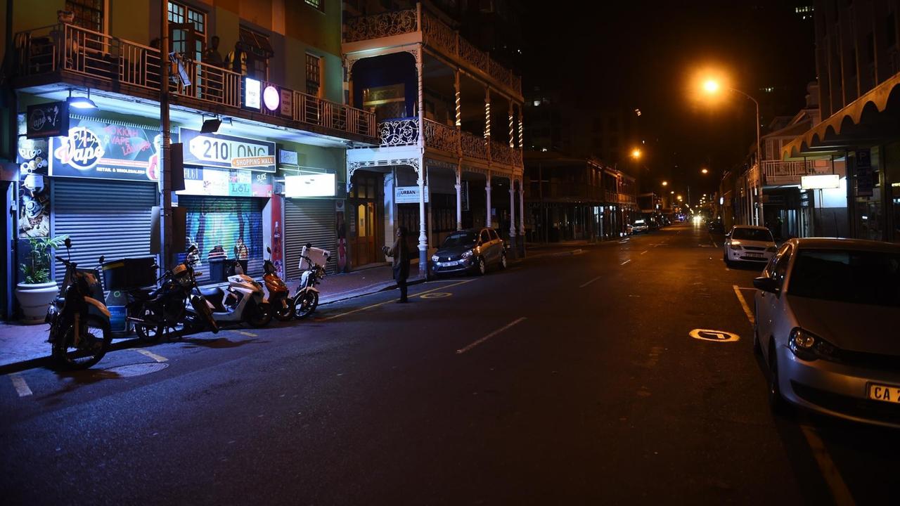 Blick in eine leere Straße in Kapstadt bei Nacht
