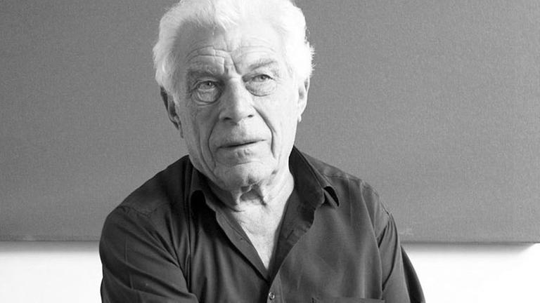 Der britische Schriftsteller, Maler, Kunstkritiker und Booker-Prize-Träger John Berger im Jahr 2010 sitzt vor einem Bild in verschiedenen Rot-Schattierungen. Der britische Schriftsteller, Maler, Kunstkritiker und Booker-Prize-Träger John Berger im Jahr 2010 sitzt vor einem Bild in verschiedenen Rot-Schattierungen.