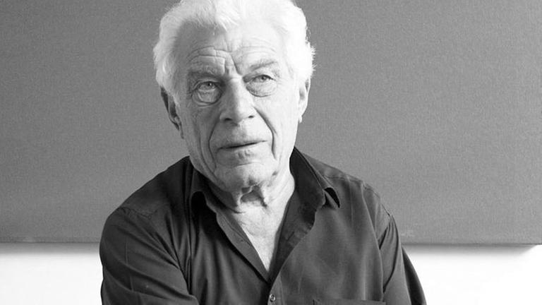 Der britische Schriftsteller, Maler, Kunstkritiker und Booker-Prize-Träger John Berger im Jahr 2010 sitzt vor einem Bild in verschiedenen Rot-Schattierungen. Der britische Schriftsteller, Maler, Kunstkritiker und Booker-Prize-Träger John Berger im Jahr 2010 sitzt vor einem Bild in verschiedenen Rot-Schattierungen.