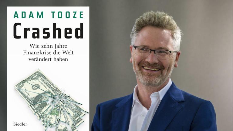 Collage: links das Buchcover "Crashed", vom Siedler-Verlag; rechts ein Porträt des Autors Adam Tooze.