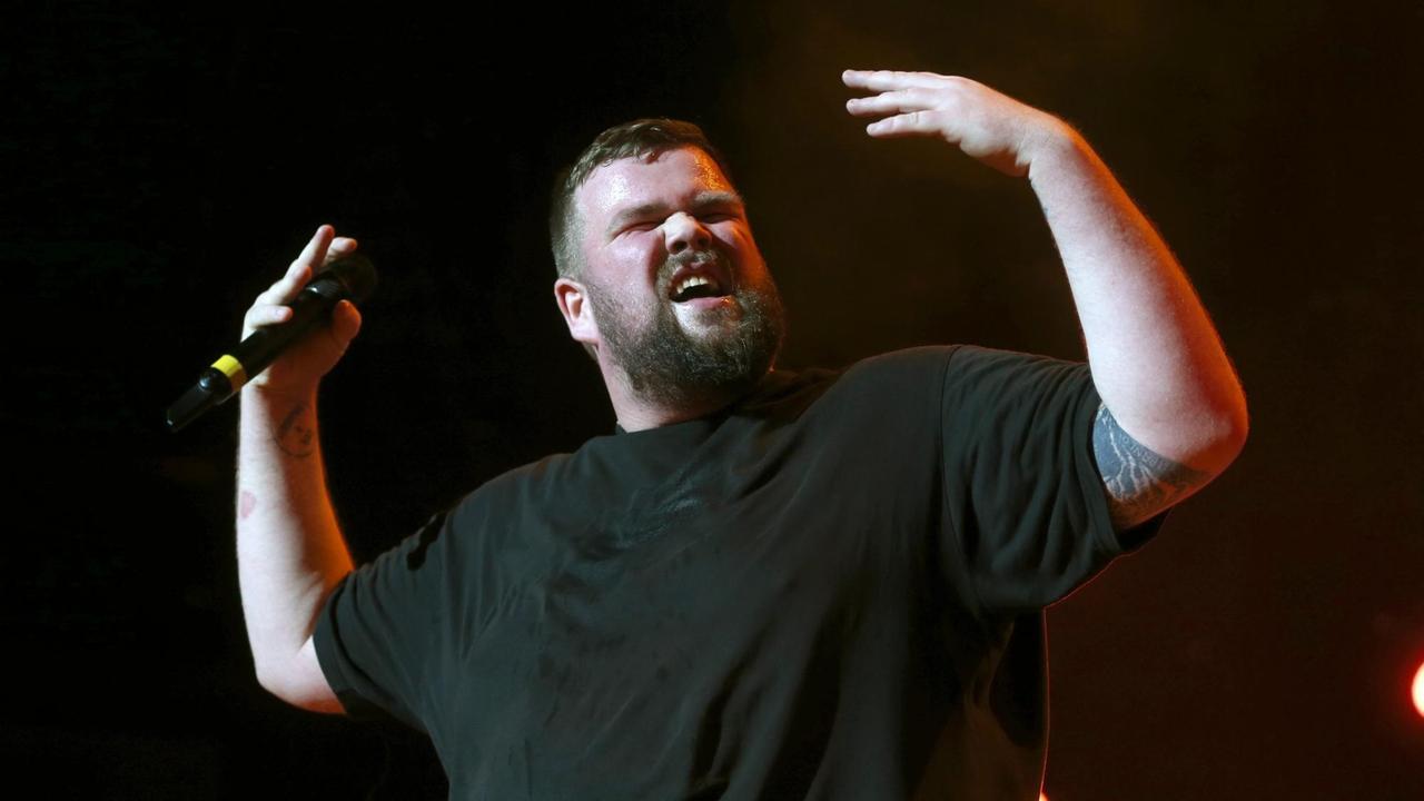 Jan "Monchi" Gorkow, Sänger der Punkband "Feine Sahne Fischfilet" tritt 31.12.2017 in Düsseldorf (Nordrhein-Westfalen) bei einem Konzert als Gastband im Rahmen der "Laune der Natour"-Tour von den "Toten Hosen" auf.