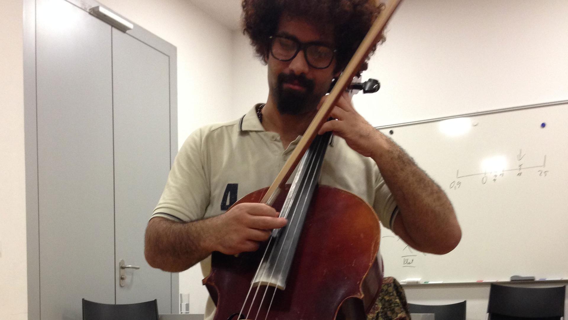 Der Cellist Akram ist Flüchtling,lebt in Dresden Neustadt und spielt in der Dresden-Neustädter-Blechbläserband "Banda Internationale" mit.