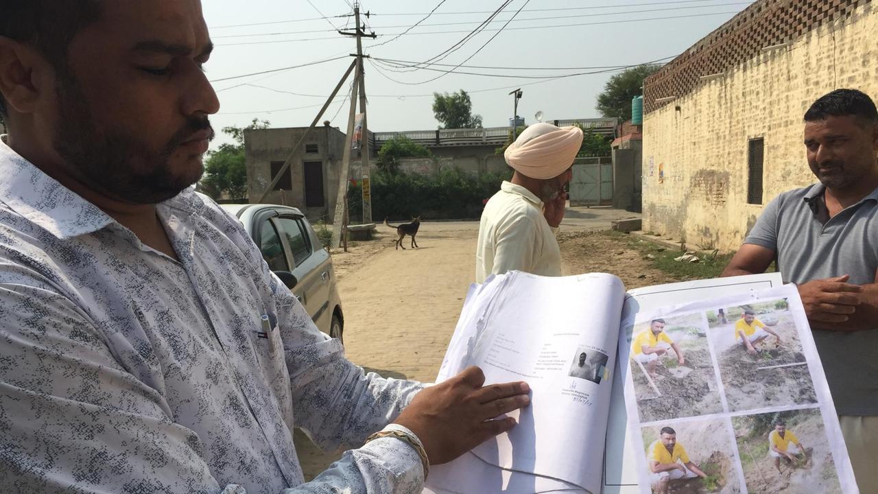 Punjabi mit seinen Antrag für Waffenlizenz Punjabi mit seinen Antrag für Waffenlizenz