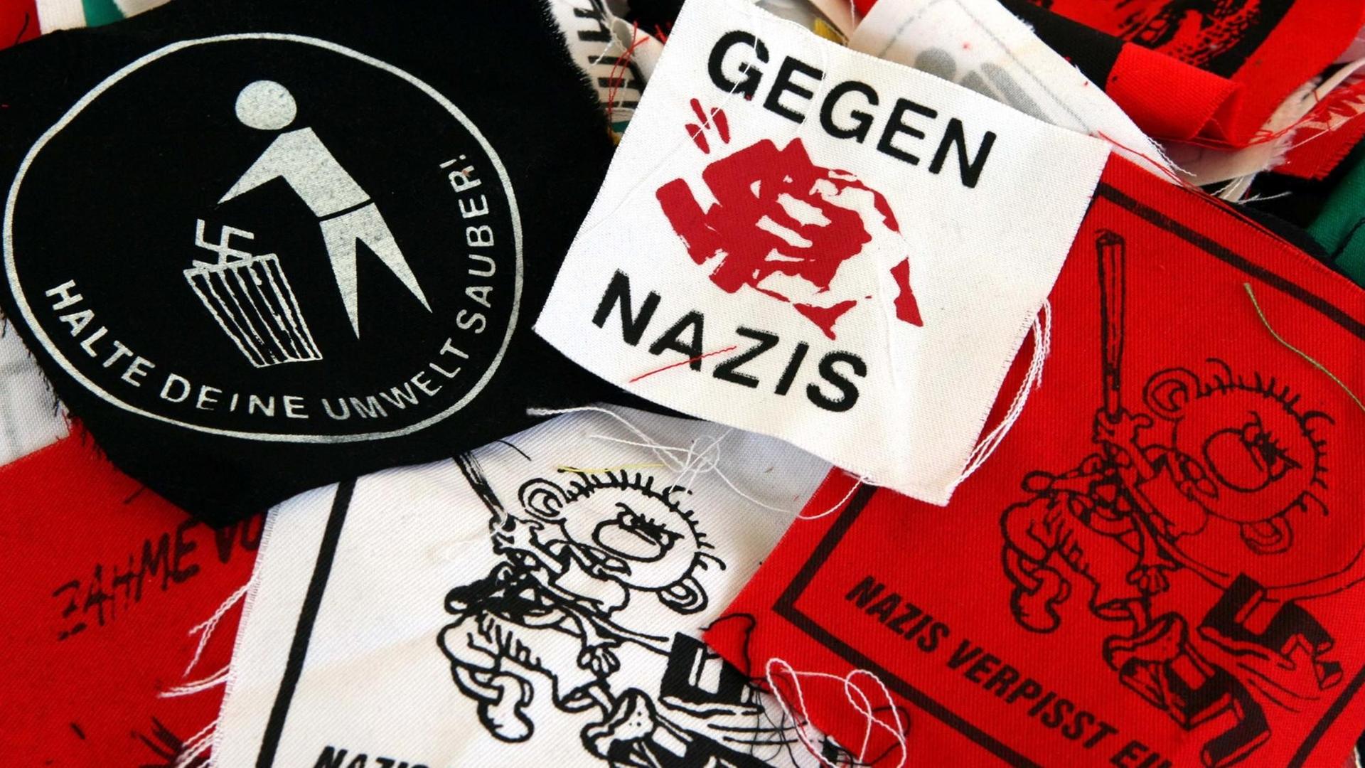 Ein Stand auf einer Demonstration gegen einen Neonazi-Aufmarsch Ein Stand auf einer Demonstration gegen einen Neonazi-Aufmarsch