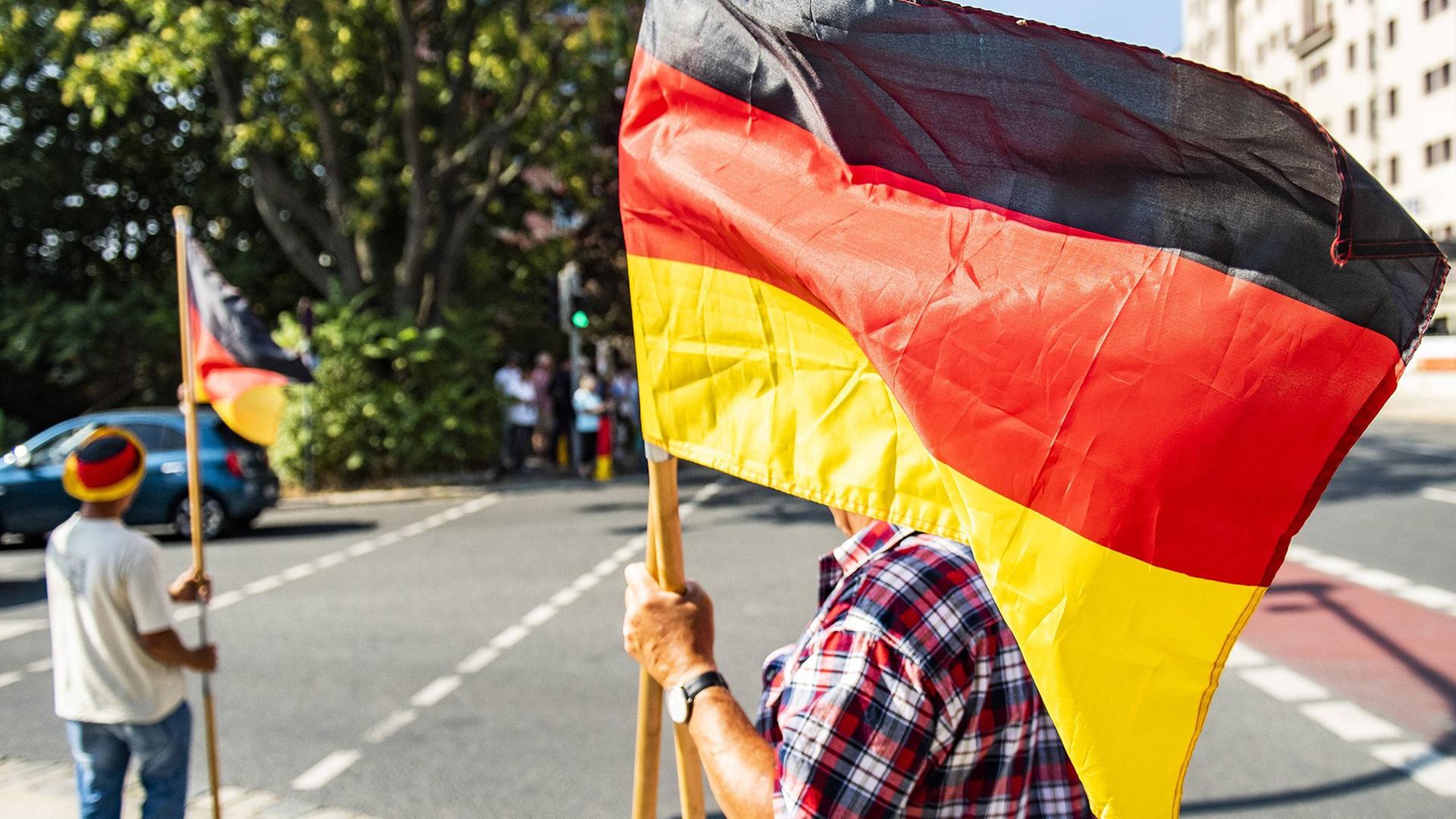Anhänger von AfD und Pegida demonstrieren in Dresden gegen den Besuch von Bundeskanzlerin Angela Merkel.