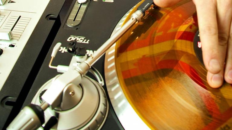Ein DJ an Turntables Ein DJ an Turntables