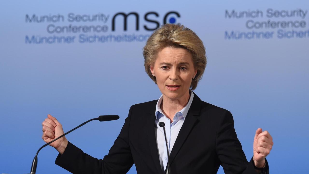 Bundesverteidigungsministerin von der Leyen am Rednerpult der Münchner Sicherheitskonferenz Bundesverteidigungsministerin von der Leyen am Rednerpult der Münchner Sicherheitskonferenz