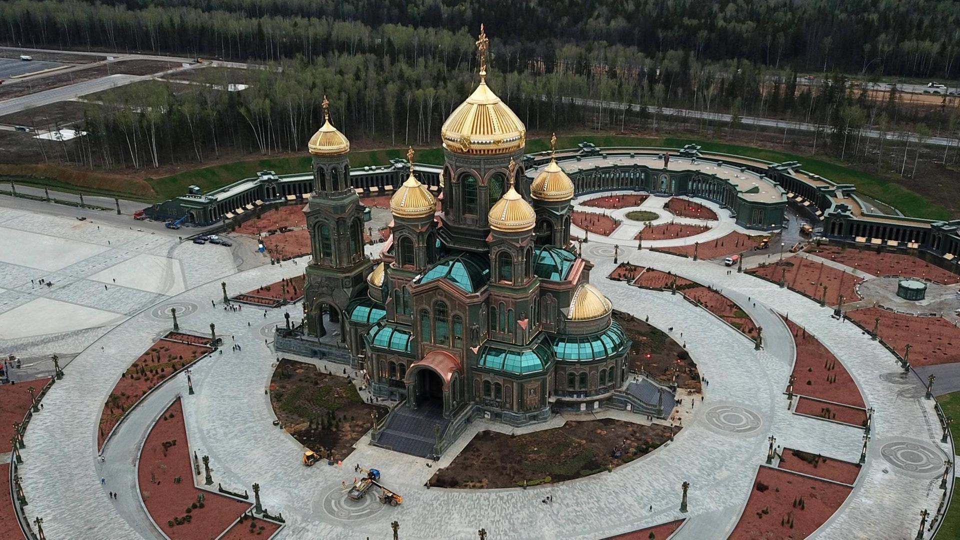 Luftaufnahme der Militärkirche im Parko Patriot in Moskau Luftaufnahme der Militärkirche im Parko Patriot in Moskau