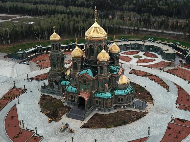 Luftaufnahme der Militärkirche im Parko Patriot in Moskau